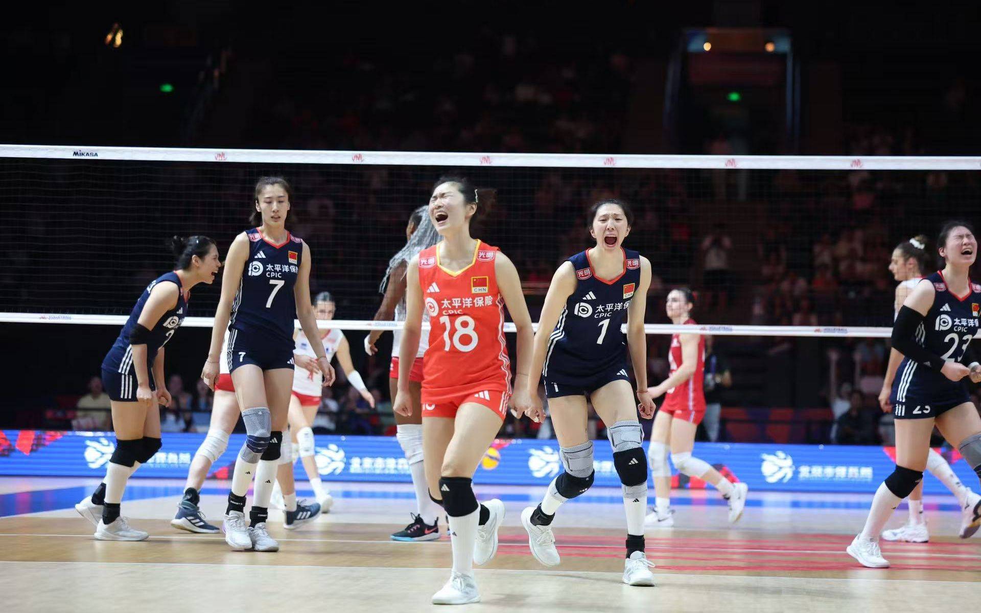 李盈莹现场助阵,中国女排轻取法国队