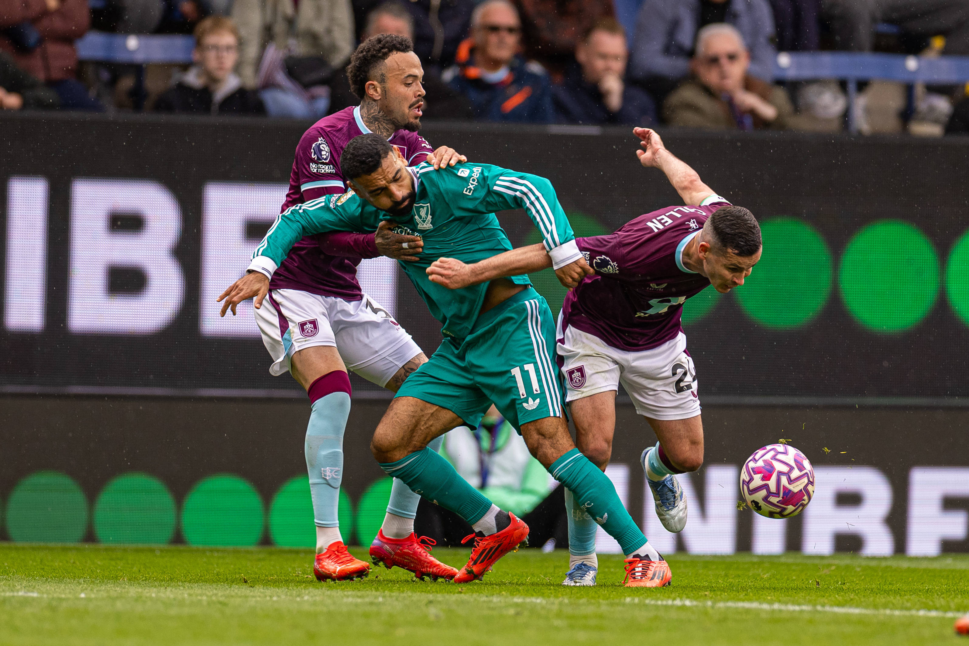 （体育）足球——英超：利物浦胜伯恩利