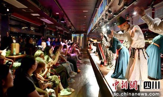 广元邀请国际篮球队参赛人员观看《凤起利州》演艺