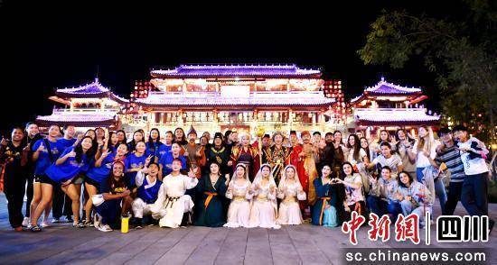 广元邀请国际篮球队参赛人员观看《凤起利州》演艺