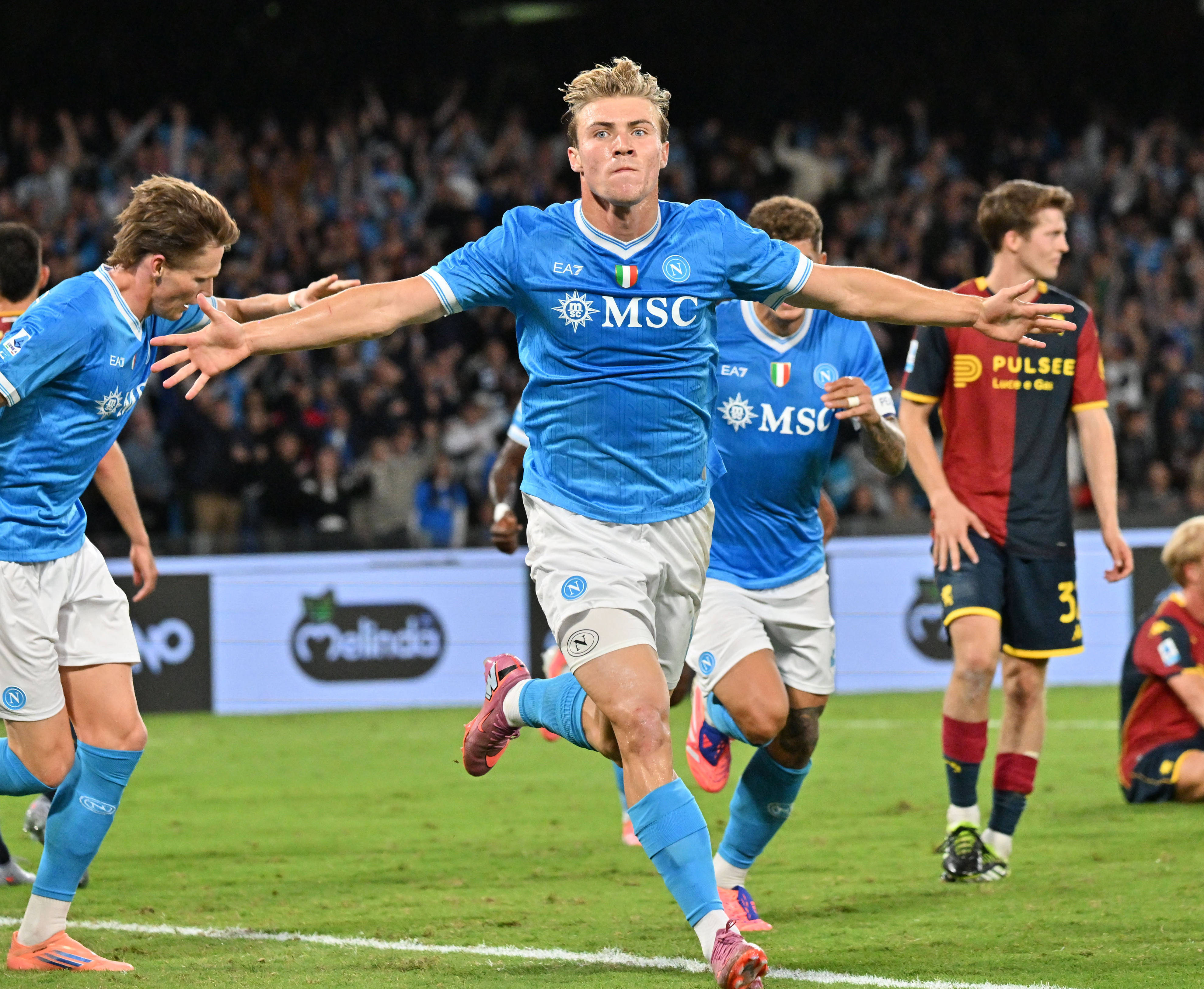 (体育)足球——意甲:那不勒斯胜热那亚