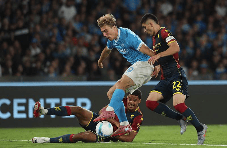 那不勒斯2-1热那亚 安古伊萨、霍伊伦破门