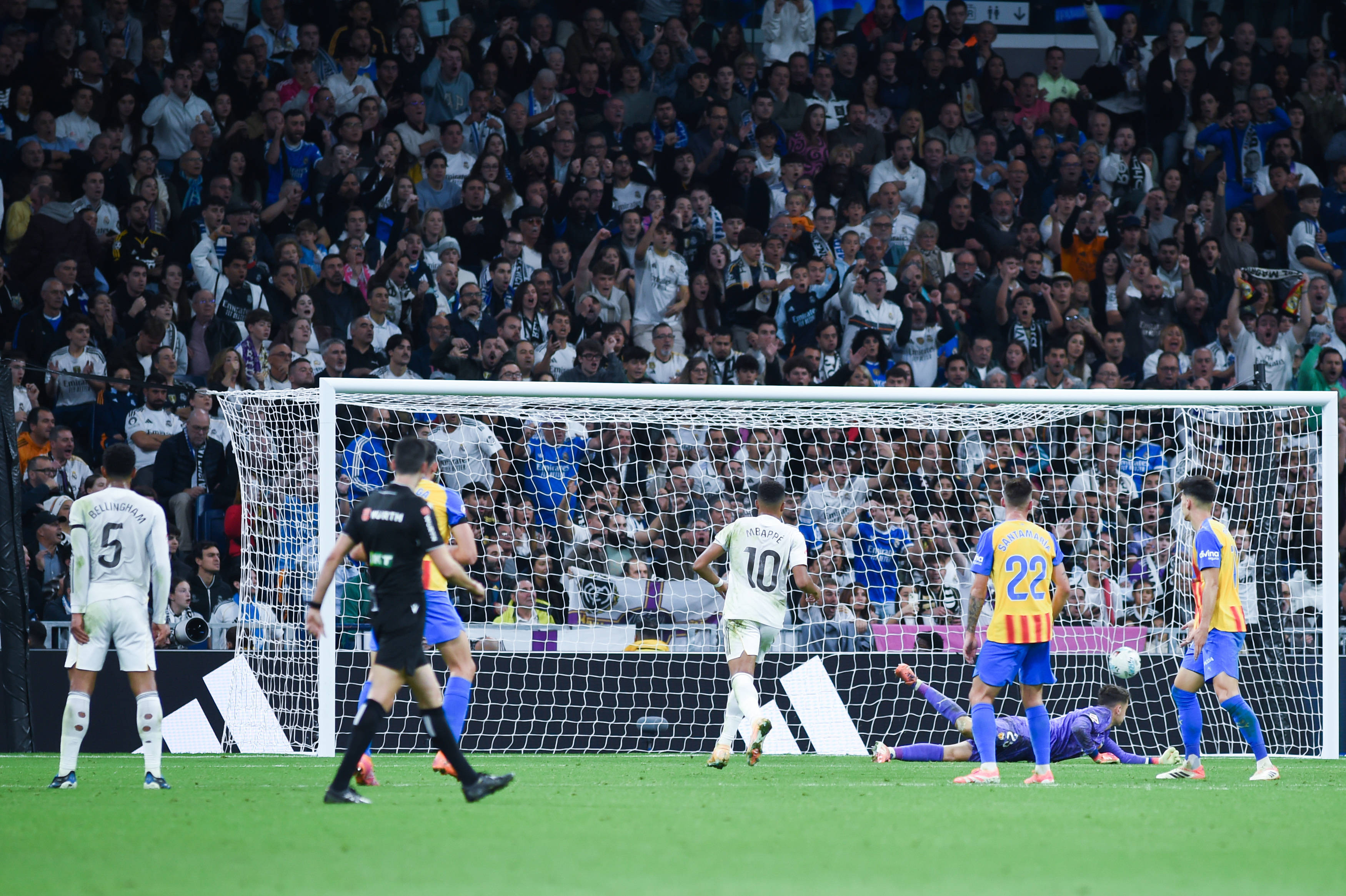 （体育）足球——西甲：皇马胜巴伦西亚