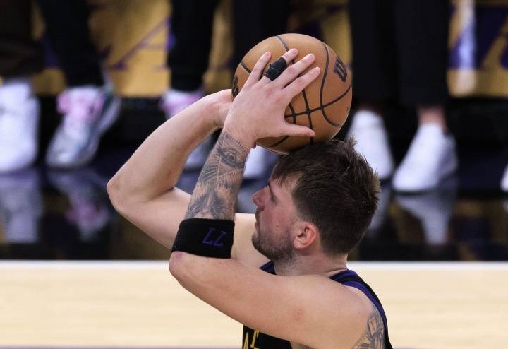 超级捡漏！洛杉矶湖人仅用2年1200万就签下13+7+7攻防兼备的悍将