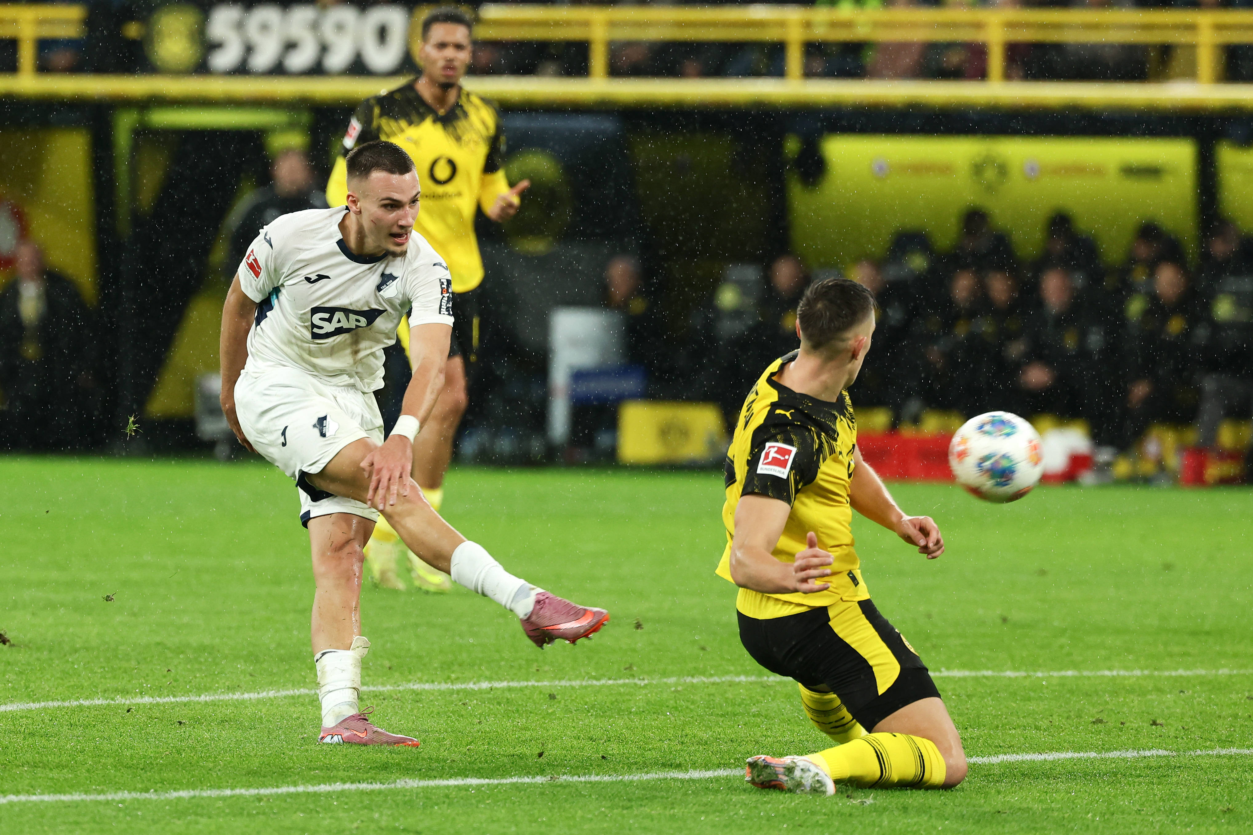 （体育）足球——德甲：多特蒙德胜霍芬海姆